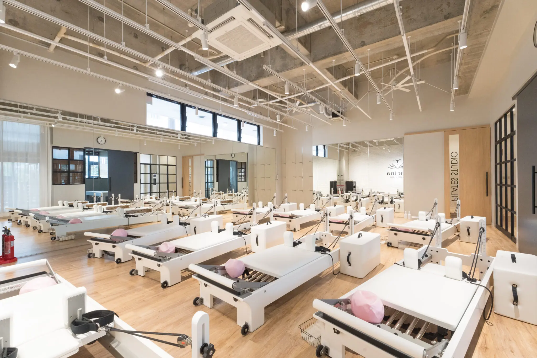 Lucina（ルキナ） 那覇新都心店（ピラティススタジオ）の写真 1