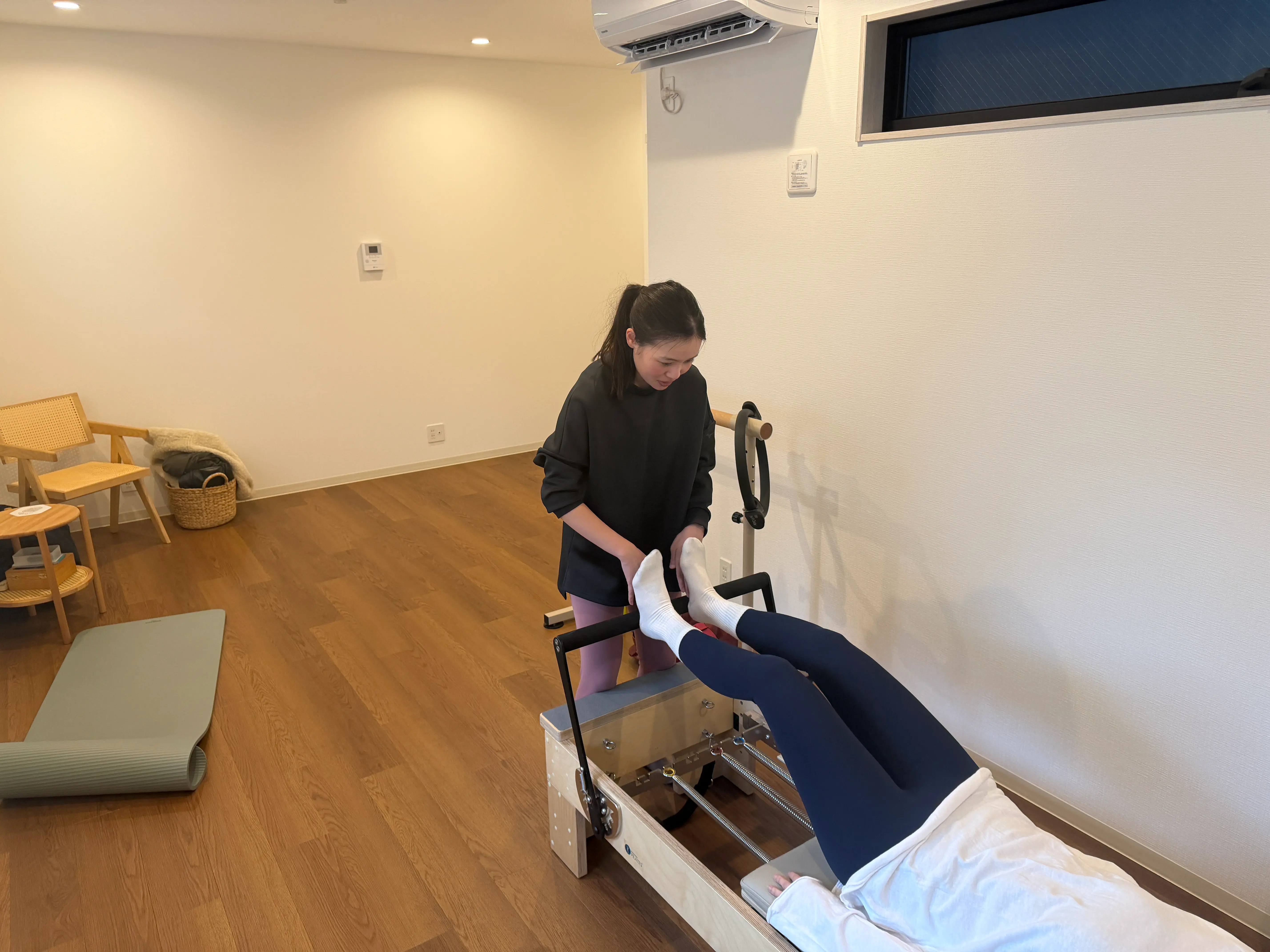 つま先でフットバーを押している画像