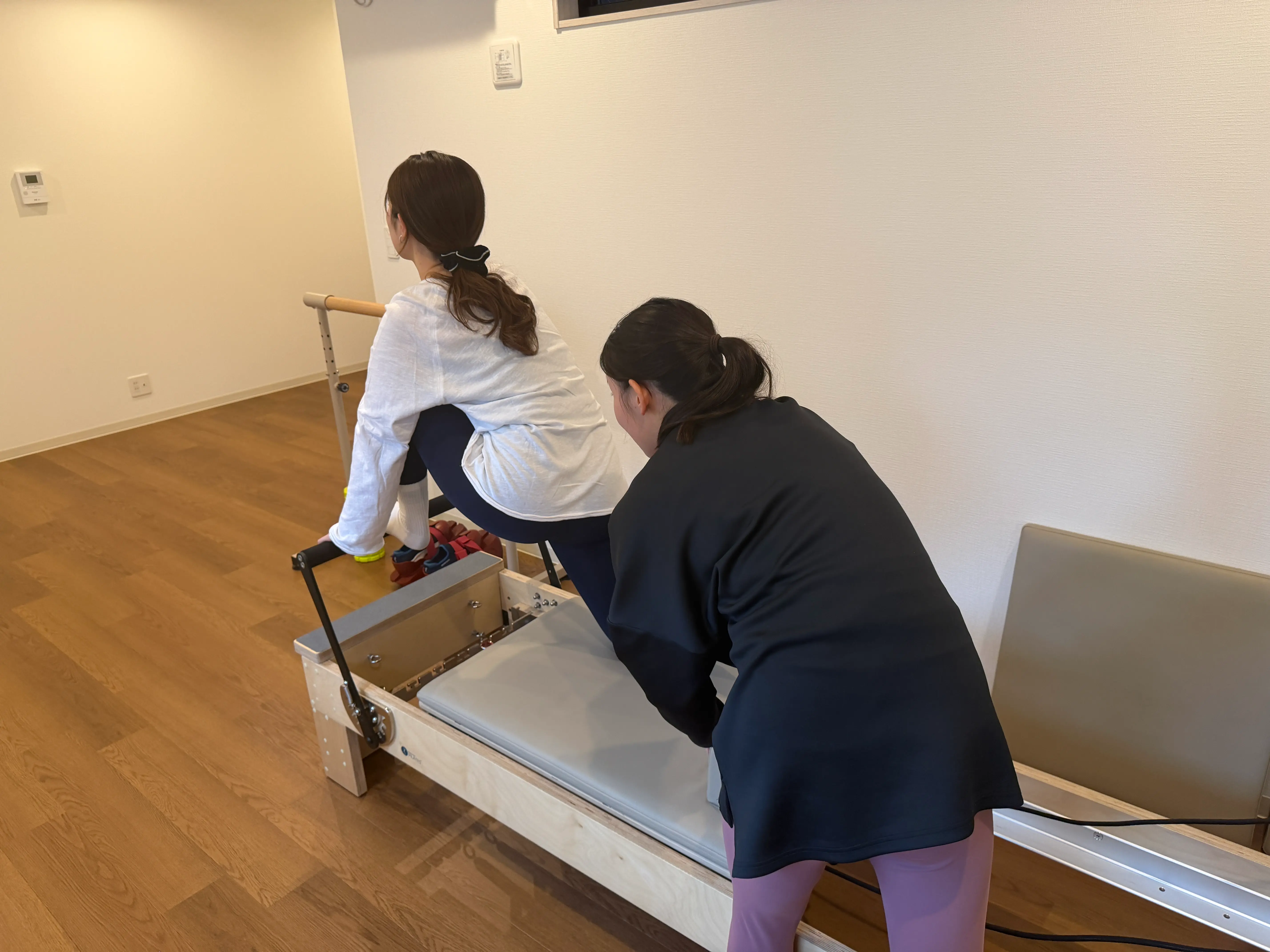 足のストレッチで伸ばしている画像