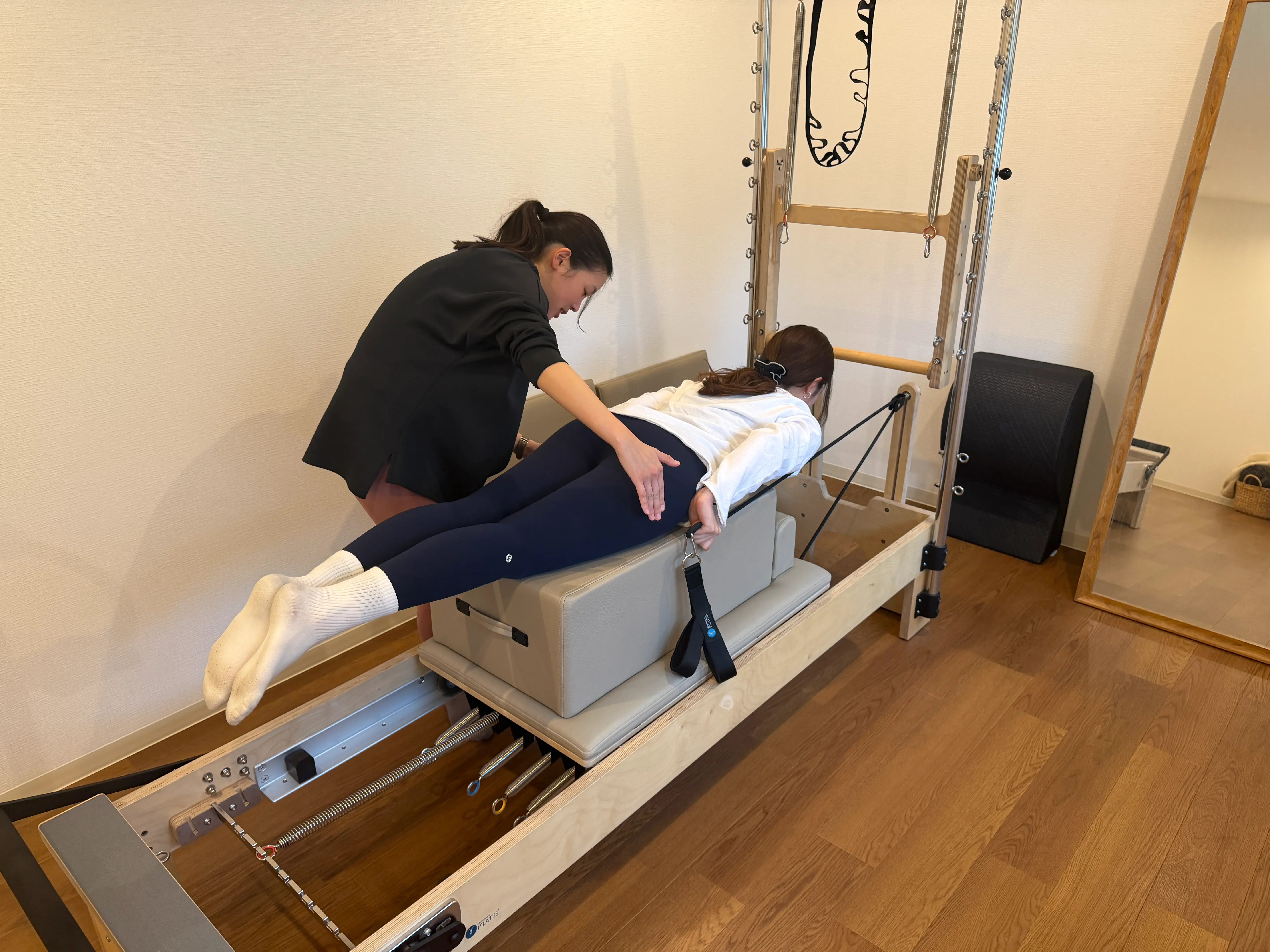 ボックスで両手をプッシュしている画像