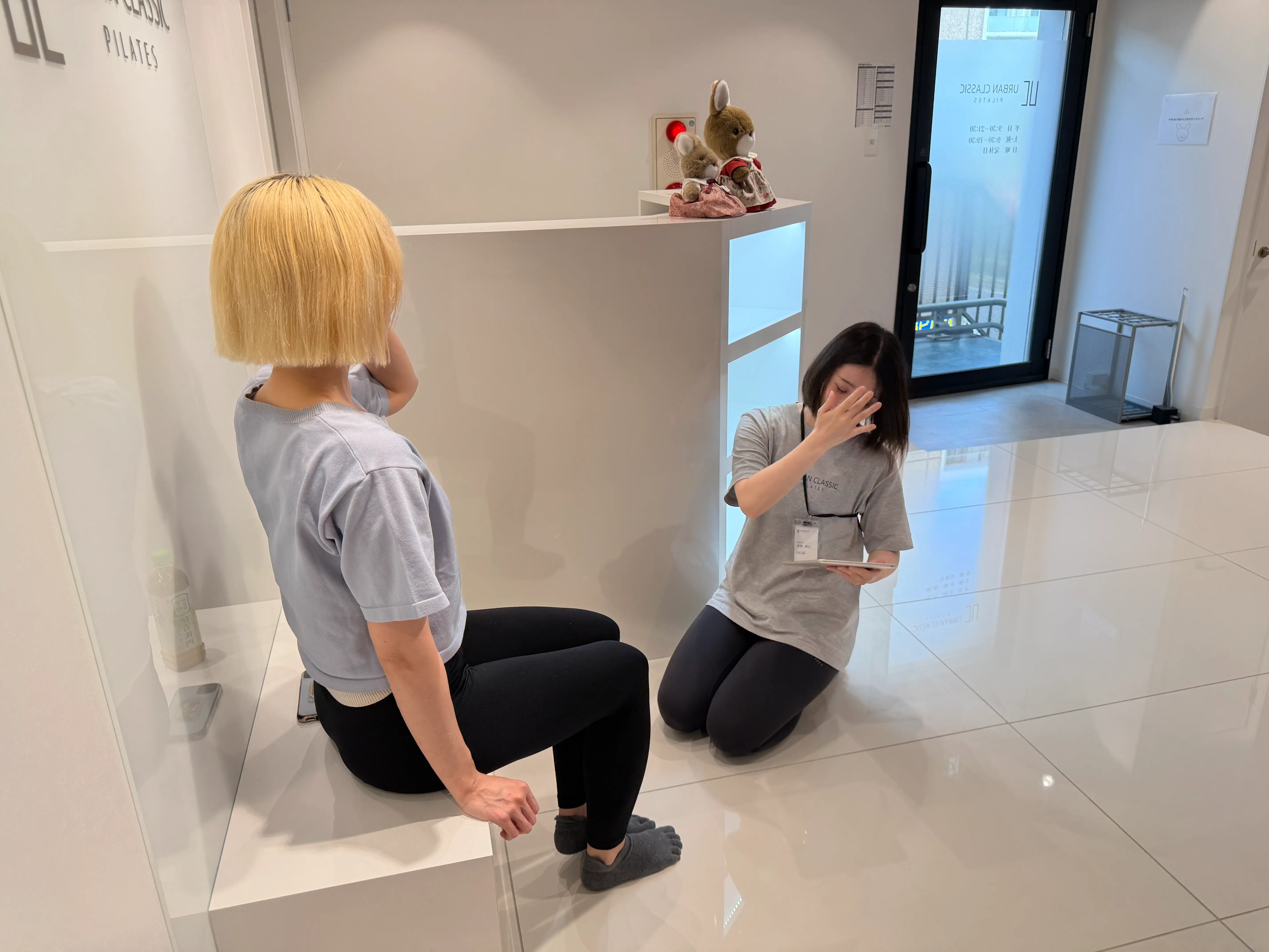 カウンセリングシートに記入している様子