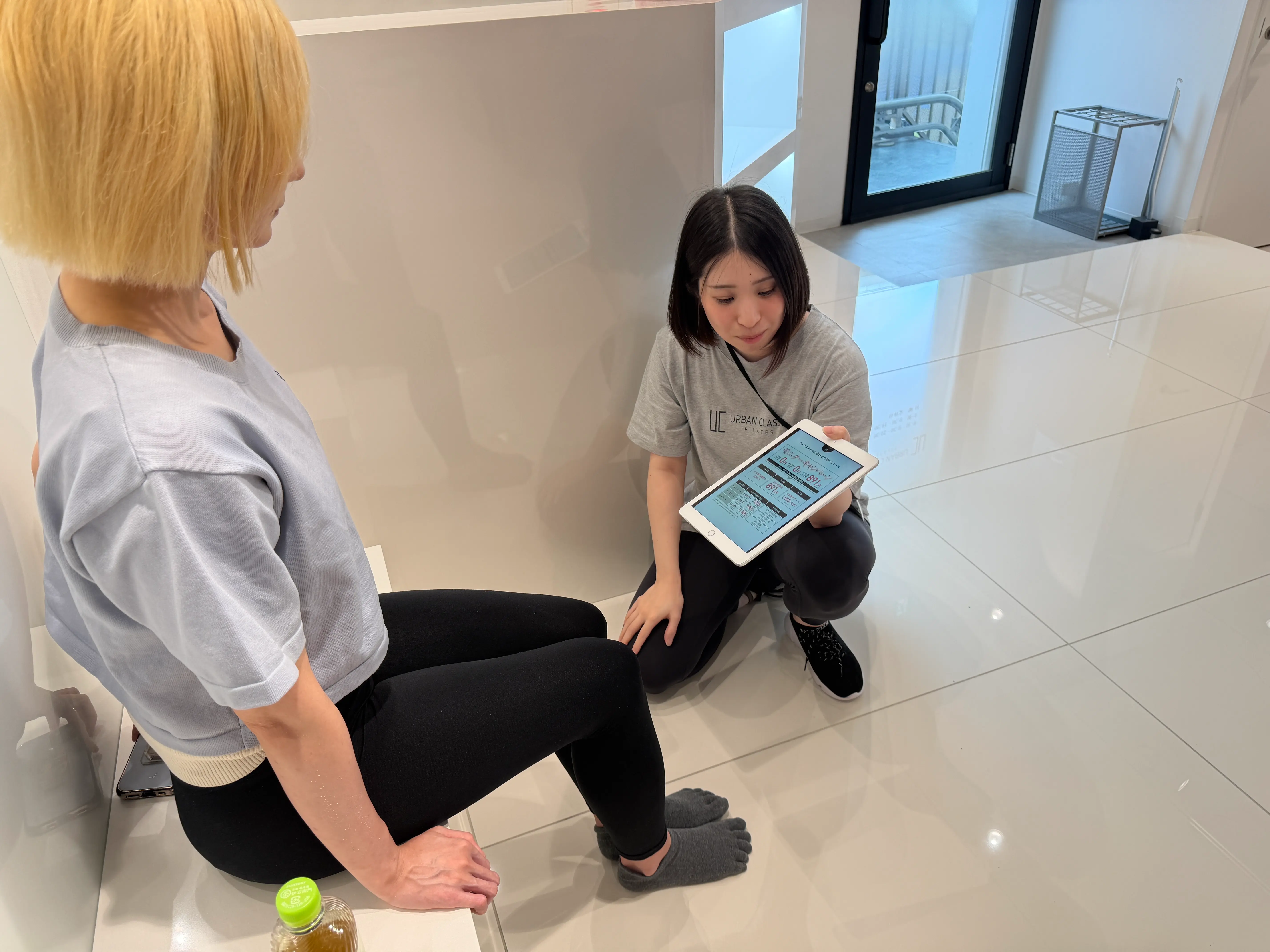 料金プランの説明を受けている様子